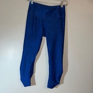 CALIA by Carrie Underwood Essential Capri Ruched Leggings Blue Printed